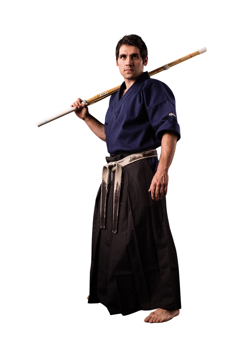 Metin Kayar im Hakama mit Shinai Metin Kayar im Hakama mit Shinai